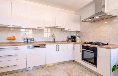 Pitve Villa | Pitve Villa Sleeps 14 Pool Air Con WiFi