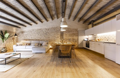 Old Town Apartment | Plaça del Vi Penthouse - Holiday Apartment in Girona | Bravissimo