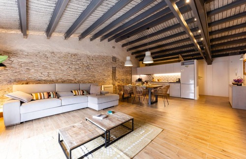 Old Town Apartment | Plaça del Vi Penthouse - Holiday Apartment in Girona | Bravissimo