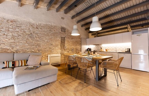 Old Town Apartment | Plaça del Vi Penthouse - Holiday Apartment in Girona | Bravissimo