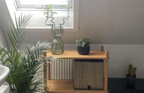 Halle Apartment | (PLANT ROOM 3) Angenehme Zeit für euch allein.
