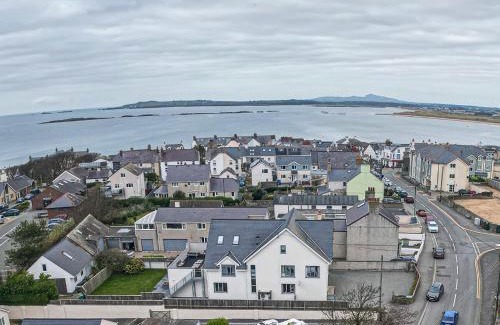 Rhosneigr House | Plas Gwylan