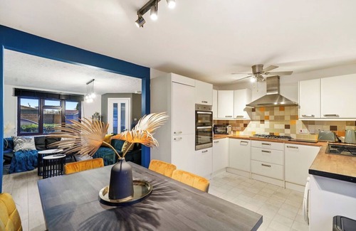 Stone House | Platinum Hayes - Stylish 3 Bed House in Greenhithe
