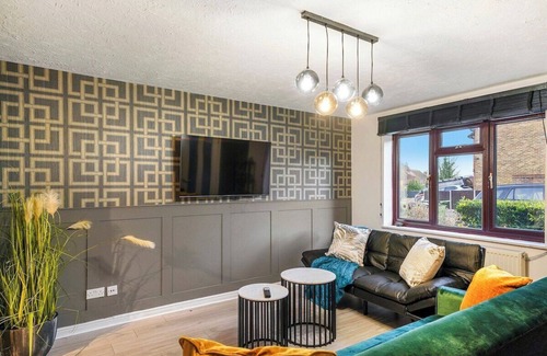 Stone House | Platinum Hayes - Stylish 3 Bed House in Greenhithe