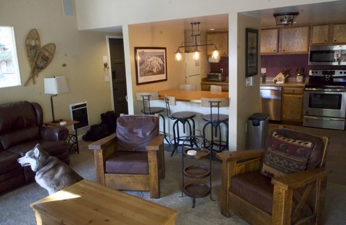 Mammoth Lakes Condo | 'Play Big' Sleep 6 in Spacious & Cozy, Family Place!