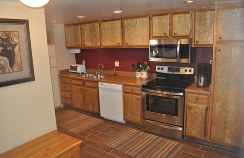 Mammoth Lakes Condo | 'Play Big' Sleep 6 in Spacious & Cozy, Family Place!