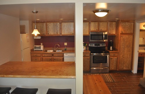 Mammoth Lakes Condo | 'Play Big' Sleep 6 in Spacious & Cozy, Family Place!