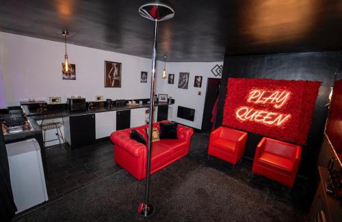 Bilston Apartment | Play Queen - A Playful Unique Hot Tub Retreat