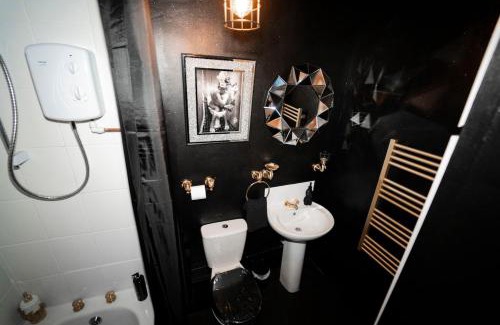 Bilston Apartment | Play Queen - A Playful Unique Hot Tub Retreat