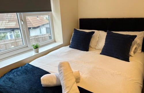 Nottingham Apartment | Pleasant 5BR Home - Near Wollaton Hall, QMC, City Centre & Nottingham University - Sleeps 9