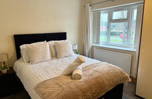 Nottingham Apartment | Pleasant 5BR Home - Near Wollaton Hall, QMC, City Centre & Nottingham University - Sleeps 9