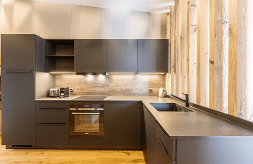 Fuegen Apartment | Pleasant apartment with shared pool