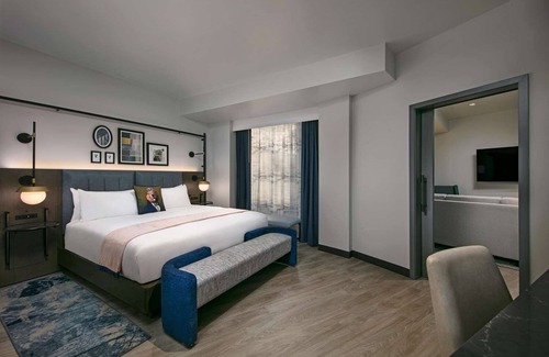 North Capitol Street Hotel | Pleasant Stay, Prime Location! 1BR Suite with Atrium Gallery View, Pets Allowed!