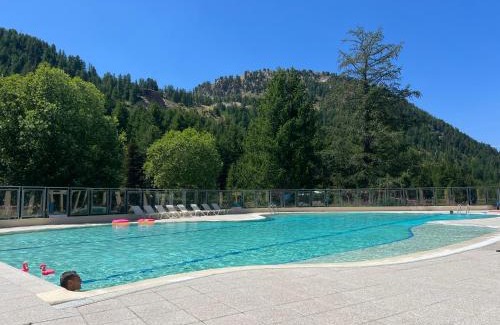 Isola Apartment | Plein Centre, luxueux 6 personnes, 2 chambres, parking , terrasse, vue époustouflante, Tout pédestre, piste à 100m