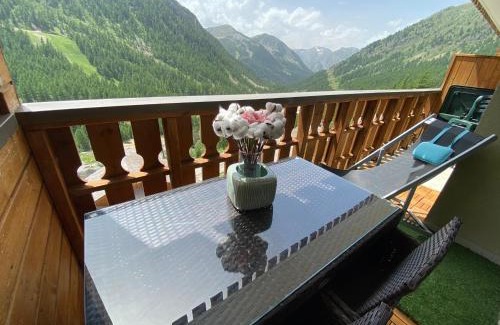 Isola Apartment | Plein Centre, luxueux 6 personnes, 2 chambres, parking , terrasse, vue époustouflante, Tout pédestre, piste à 100m