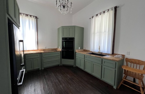 Davis House | Plenty of space to relax! Near Turner falls, the lake & Crossbar Ranch. Sleeps 6