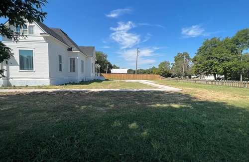 Davis House | Plenty of space to relax! Near Turner falls, the lake & Crossbar Ranch. Sleeps 6