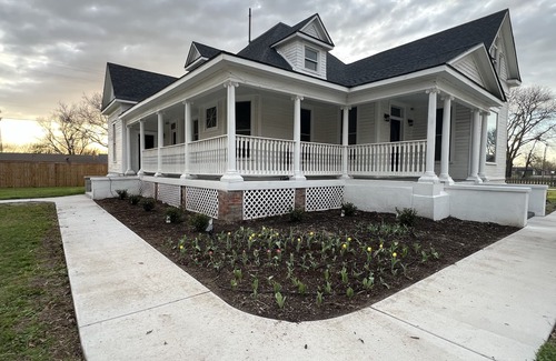 Davis House | Plenty of space to relax! Near Turner falls, the lake & Crossbar Ranch. Sleeps 6