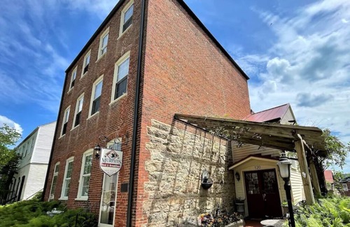 Hermann Apartment | Plenty room for relaxing and downtown location to walk around!