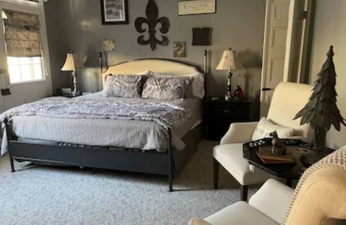 Hermann Apartment | Plenty room for relaxing and downtown location to walk around!