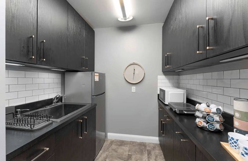 Jacksonville House | Plush 2 Bed Getaway w/100" Projector & Sectional