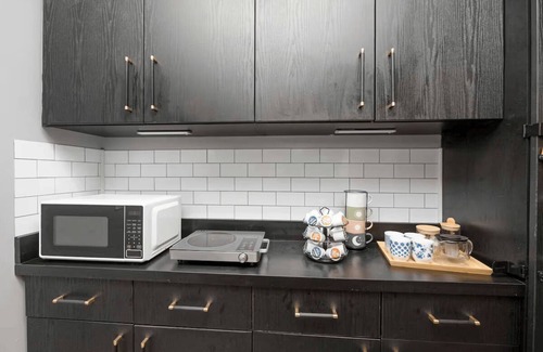 Jacksonville House | Plush 2 Bed Getaway w/100" Projector & Sectional