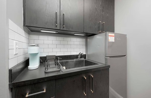 Jacksonville House | Plush 2 Bed Getaway w/100" Projector & Sectional