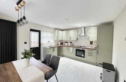 Headingley House | Plush Leeds Bungalow, Free Parking