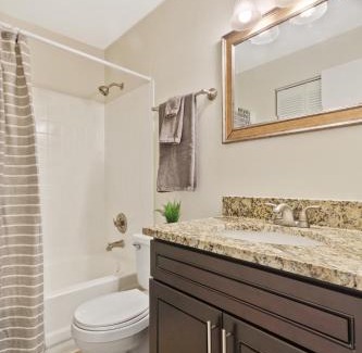 DeBaliviere Place Apartment | Plush Living next to Forest Park/BJC/Zoo/WashU