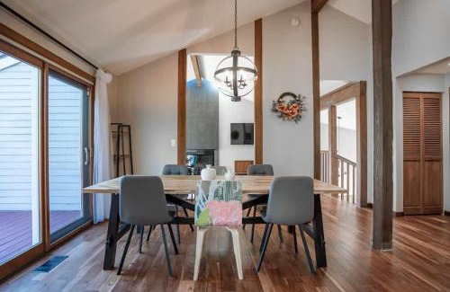 East Lake Hills House | PNW Contemporary Retreat near Lake Sammamish