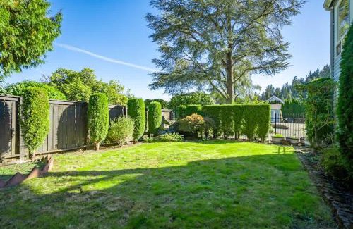 East Lake Hills House | PNW Contemporary Retreat near Lake Sammamish