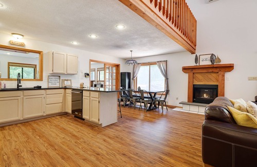 Lakeville Ski Chalet | Pocono Chalet- walking distance to Lake Wallenpaupack- 3 Full baths