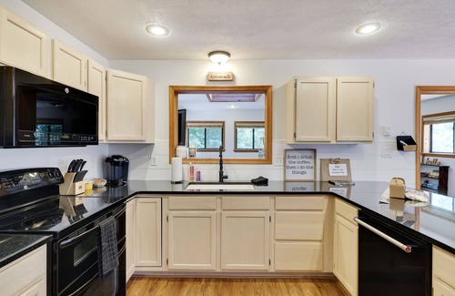 Lakeville Ski Chalet | Pocono Chalet- walking distance to Lake Wallenpaupack- 3 Full baths