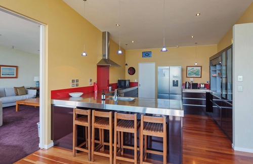 Richmond House | Pohutukawa House - Modern Home with Swimming Pool and Stunning Panoramic Views