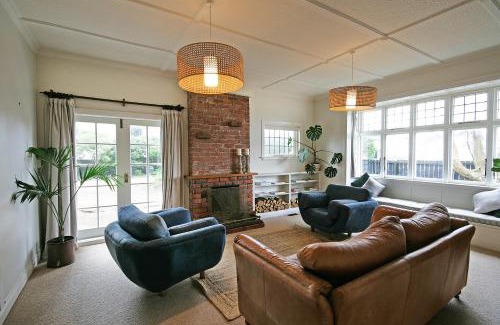 New Plymouth House | Pohutukawa House - New Plymouth Holiday Home