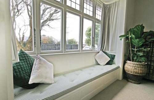 New Plymouth House | Pohutukawa House - New Plymouth Holiday Home