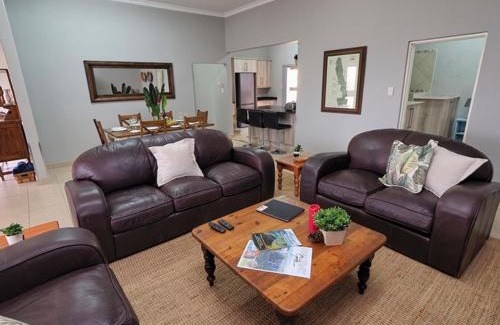 Hazyview House | Poinsettia family Cottage