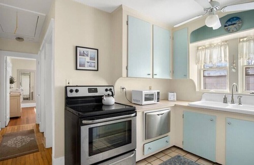 The Point House | Point Cottage In Newport, Pet Friendly Walk To Water. Book Now 10% Off