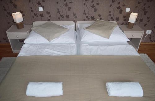 Csolnok Bed & Breakfast | Pollushof Panzió és Étterem