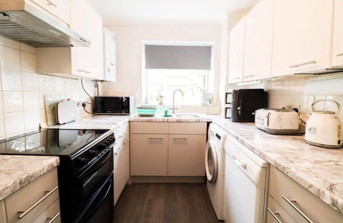 Cray Valley East Apartment | Polperro House - Stylish & Chic 2bed Hse