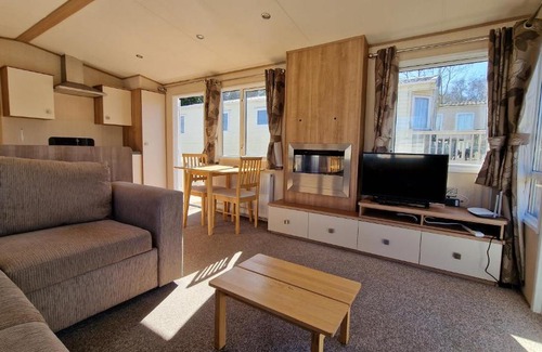Hastings Apartment | Pond-side tranquillity - Lakeside Rose Cottage