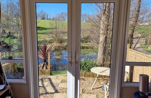 Hastings Apartment | Pond-side tranquillity - Lakeside Rose Cottage