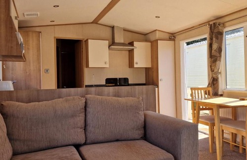 Hastings Apartment | Pond-side tranquillity - Lakeside Rose Cottage