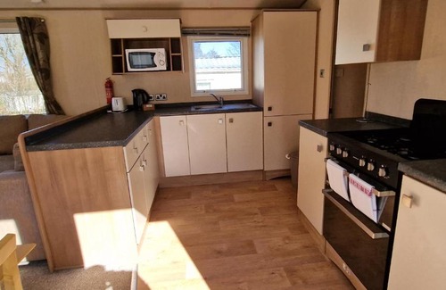 Hastings Apartment | Pond-side tranquillity - Lakeside Rose Cottage