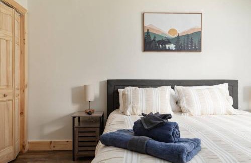 Luray House | Pondview 4BR Cabin-Walk to Caverns, Hot Tub, Wi-Fi