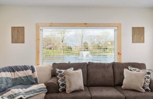 Luray House | Pondview 4BR Cabin-Walk to Caverns, Hot Tub, Wi-Fi