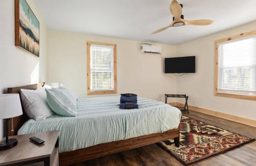 Luray House | Pondview 4BR Cabin-Walk to Caverns, Hot Tub, Wi-Fi