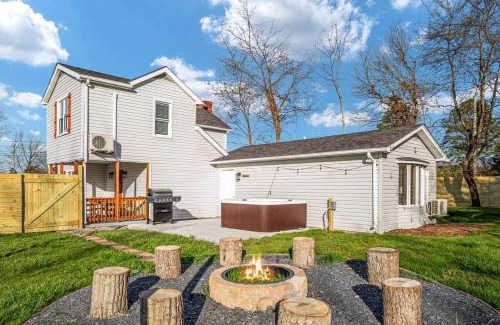 Luray House | Pondview 4BR Cabin-Walk to Caverns, Hot Tub, Wi-Fi