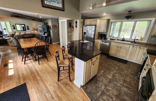 McHenry House | Pool, 6min to WISP, 10min to shopping; lakefront