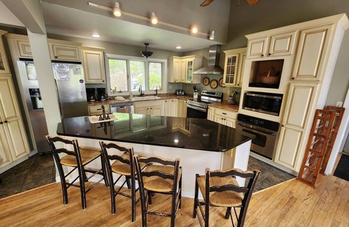 McHenry House | Pool, 6min to WISP, 10min to shopping; lakefront